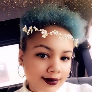 Meet your Posher, Alexis